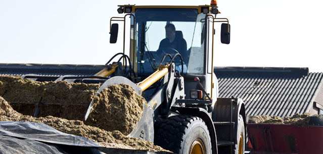 Shovel met hoogkipbak grondstoffen laden